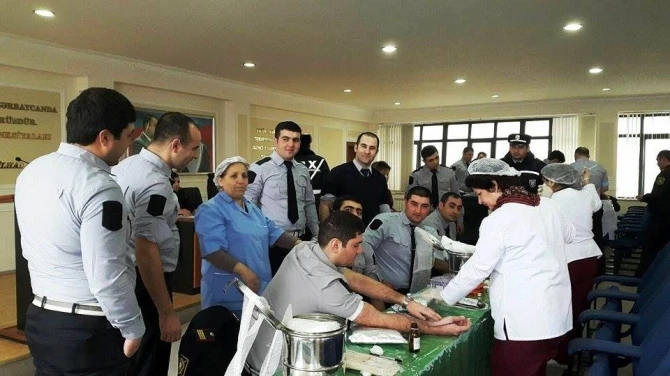 В Баку сотрудники полиции сдали кровь