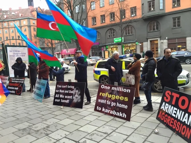 Члены азербайджанской диаспоры пикетировали армянское посольство в Стокгольме