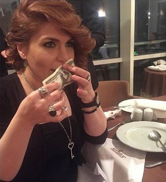 Певица Хатун вытерла лоб 100-долларовой купюрой