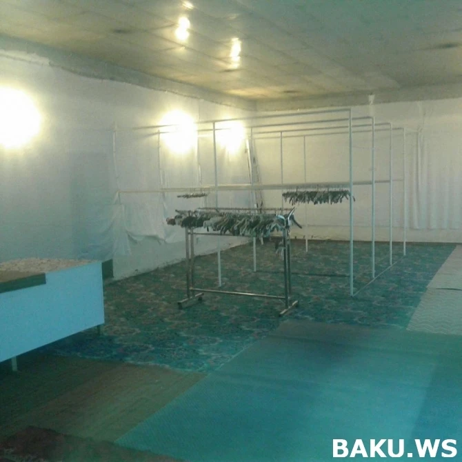 Магазин бесплатной одежды для бедных в Баку опустошили за один день (фото)