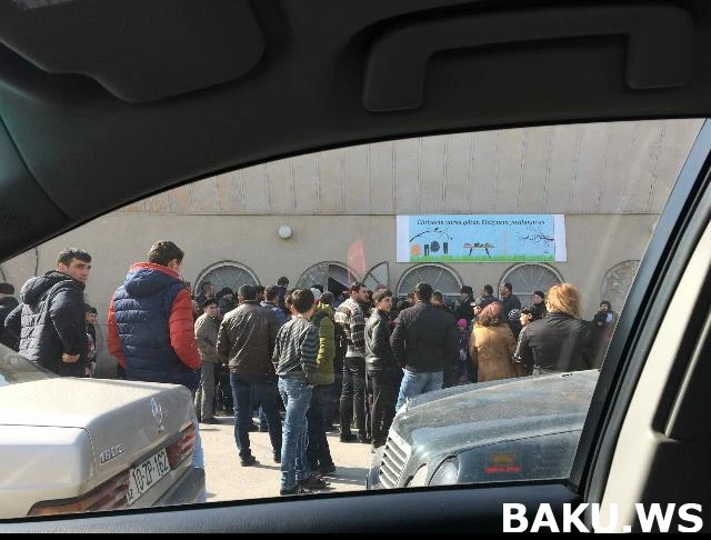 Магазин бесплатной одежды для бедных в Баку опустошили за один день (фото)