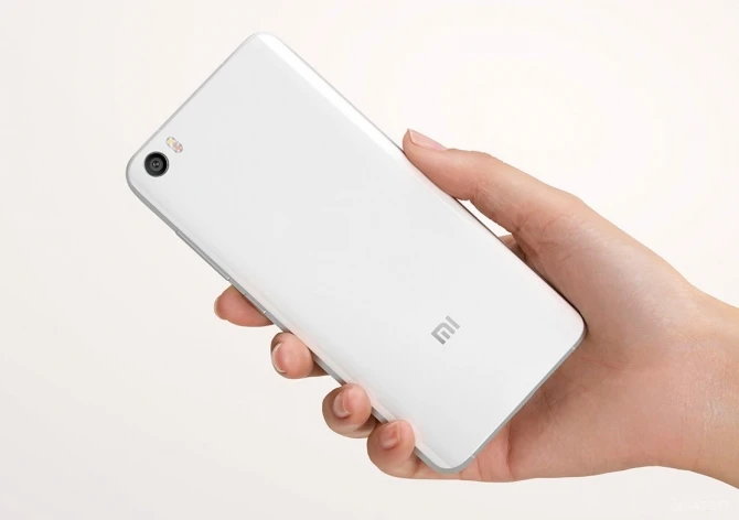 Представлен флагман от Xiaomi из металла, керамики и стекла (видео)