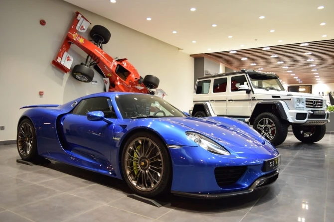 Арабский вкус - Гламурный синий Porsche 918 (фото)