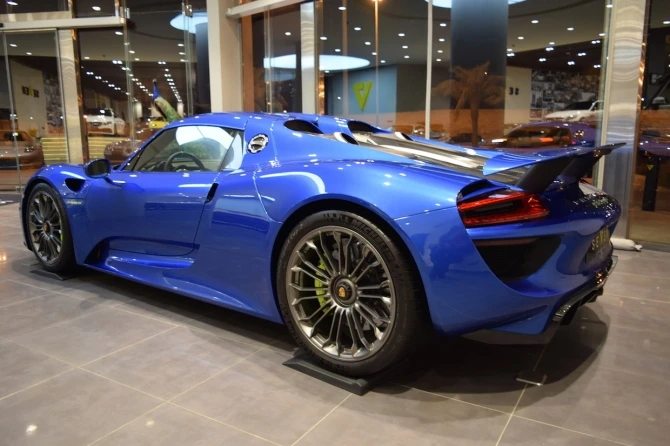 Арабский вкус - Гламурный синий Porsche 918 (фото)