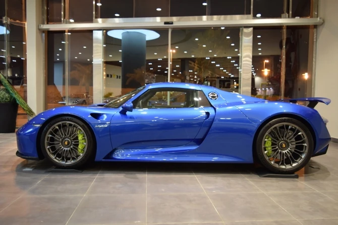 Арабский вкус - Гламурный синий Porsche 918 (фото)