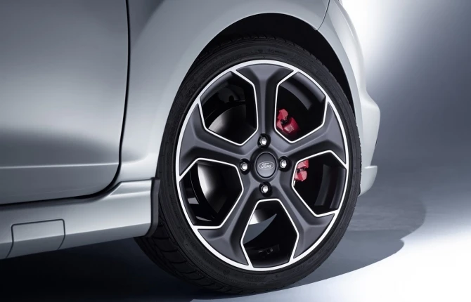 Ford представил сверхмощную версию Fiesta ST (фото)