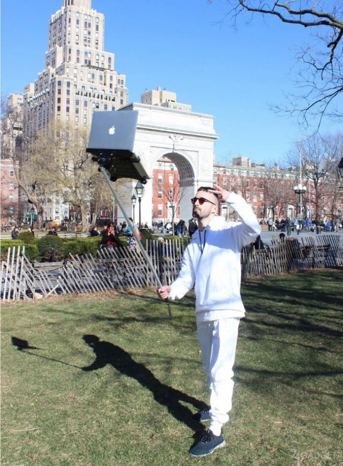 Новый тренд — селфи-палка для MacBook