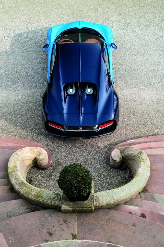 Bugatti представила серийную 1500-сильную замену «Вейрону» с максималкой 418 км/ч (галерея)
