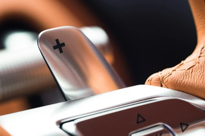 Bugatti представила серийную 1500-сильную замену «Вейрону» с максималкой 418 км/ч (галерея)