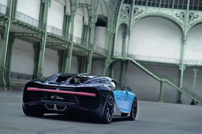 Bugatti представила серийную 1500-сильную замену «Вейрону» с максималкой 418 км/ч (галерея)