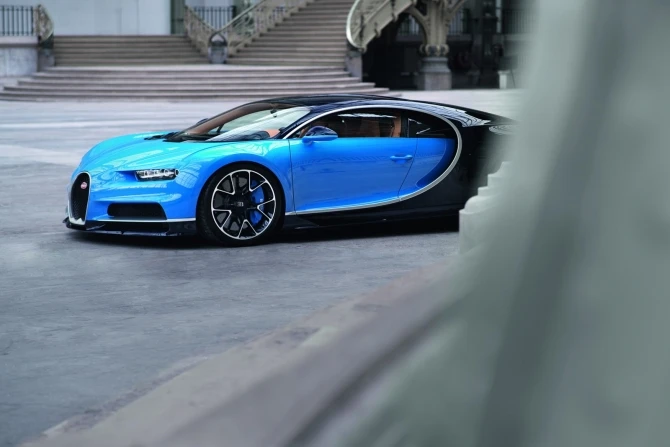 Bugatti представила серийную 1500-сильную замену «Вейрону» с максималкой 418 км/ч (галерея)