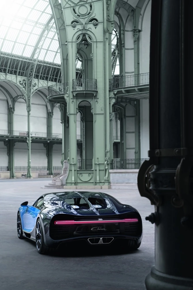 Bugatti представила серийную 1500-сильную замену «Вейрону» с максималкой 418 км/ч (галерея)