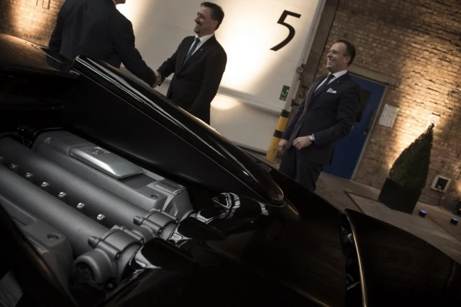 Bugatti представила серийную 1500-сильную замену «Вейрону» с максималкой 418 км/ч (галерея)