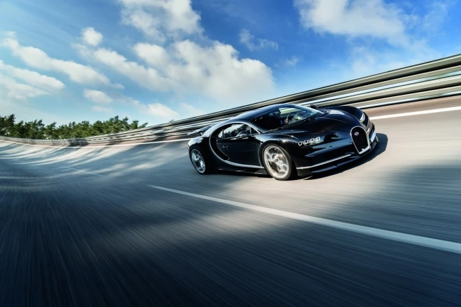 Bugatti представила серийную 1500-сильную замену «Вейрону» с максималкой 418 км/ч (галерея)