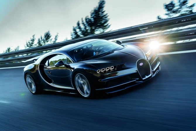 Bugatti представила серийную 1500-сильную замену «Вейрону» с максималкой 418 км/ч (галерея)
