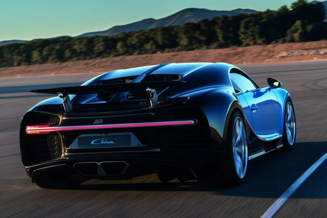 Bugatti представила серийную 1500-сильную замену «Вейрону» с максималкой 418 км/ч (галерея)