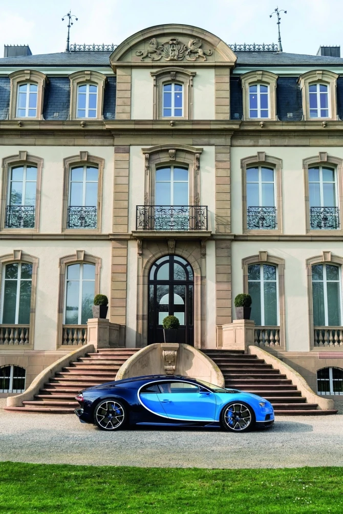 Bugatti представила серийную 1500-сильную замену «Вейрону» с максималкой 418 км/ч (галерея)