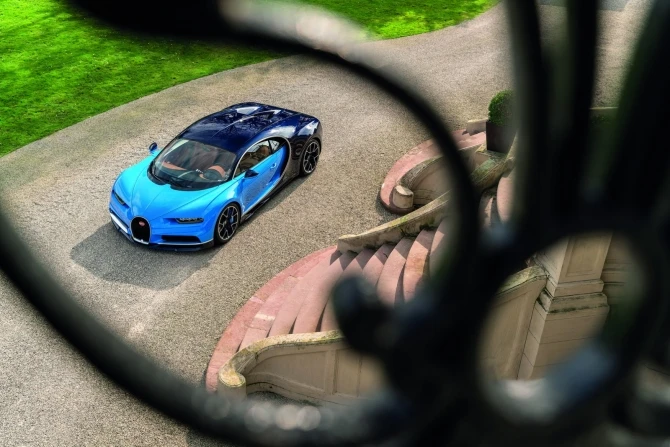 Bugatti представила серийную 1500-сильную замену «Вейрону» с максималкой 418 км/ч (галерея)