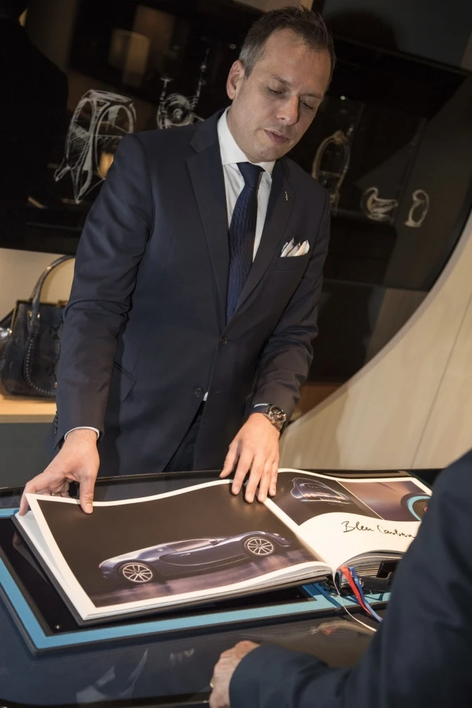 Bugatti представила серийную 1500-сильную замену «Вейрону» с максималкой 418 км/ч (галерея)