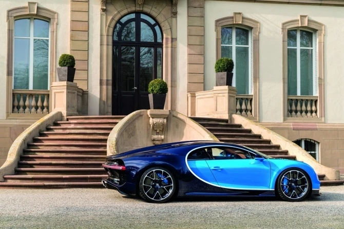 Bugatti представила серийную 1500-сильную замену «Вейрону» с максималкой 418 км/ч (галерея)