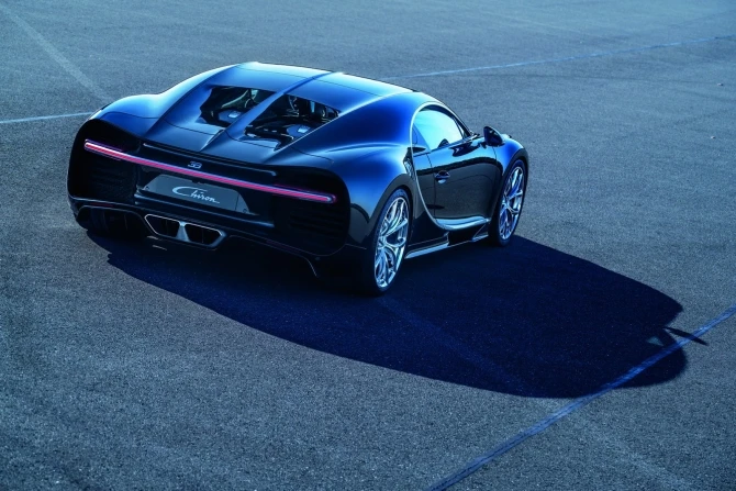 Bugatti представила серийную 1500-сильную замену «Вейрону» с максималкой 418 км/ч (галерея)