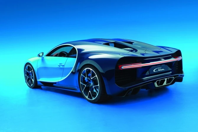 Bugatti представила серийную 1500-сильную замену «Вейрону» с максималкой 418 км/ч (галерея)