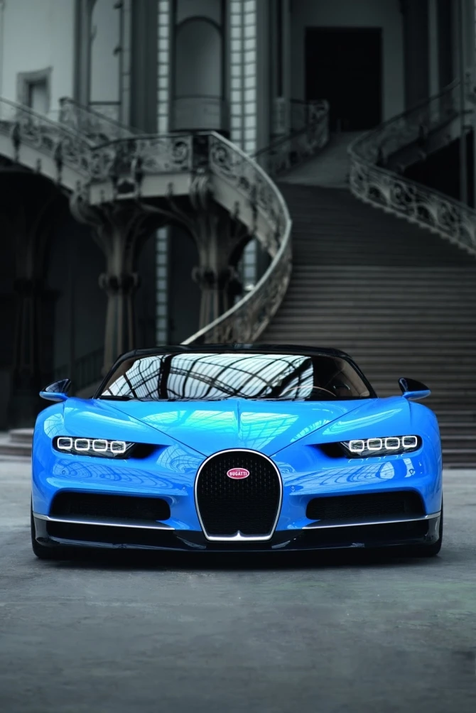 Bugatti представила серийную 1500-сильную замену «Вейрону» с максималкой 418 км/ч (галерея)