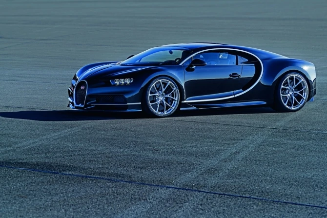 Bugatti представила серийную 1500-сильную замену «Вейрону» с максималкой 418 км/ч (галерея)