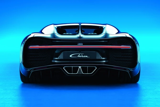 Bugatti представила серийную 1500-сильную замену «Вейрону» с максималкой 418 км/ч (галерея)