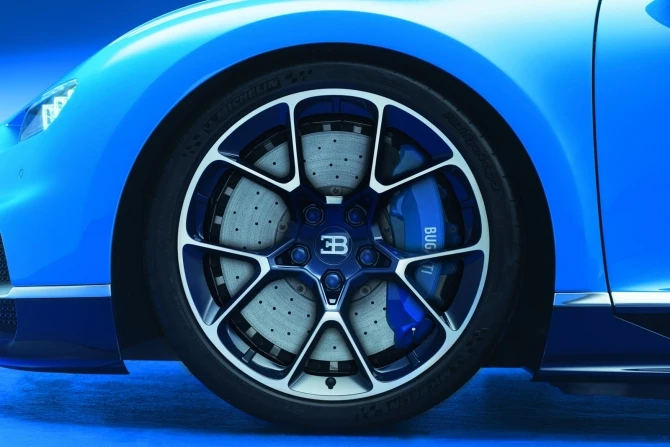 Bugatti представила серийную 1500-сильную замену «Вейрону» с максималкой 418 км/ч (галерея)