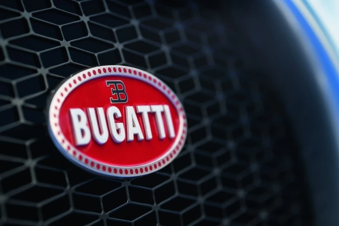 Bugatti представила серийную 1500-сильную замену «Вейрону» с максималкой 418 км/ч (галерея)