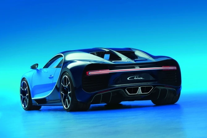 Bugatti представила серийную 1500-сильную замену «Вейрону» с максималкой 418 км/ч (галерея)