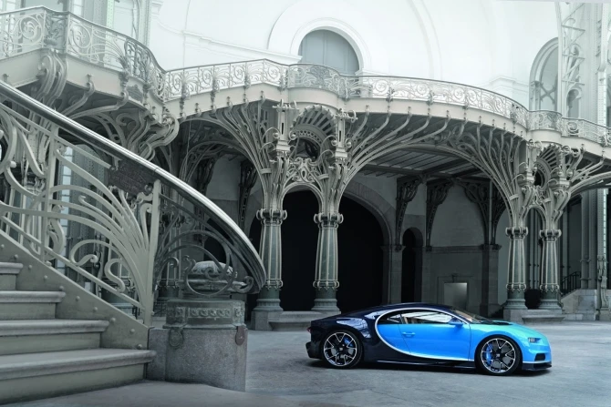 Bugatti представила серийную 1500-сильную замену «Вейрону» с максималкой 418 км/ч (галерея)