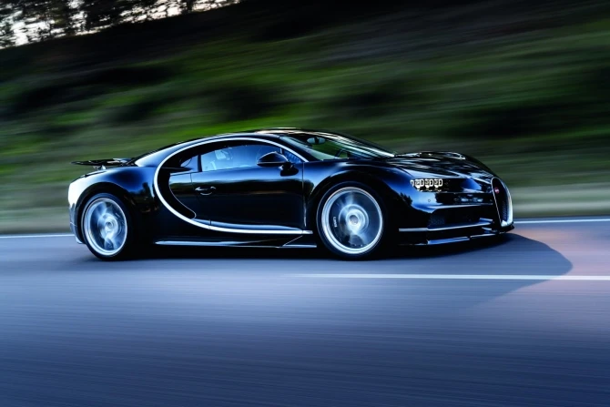 Bugatti представила серийную 1500-сильную замену «Вейрону» с максималкой 418 км/ч (галерея)