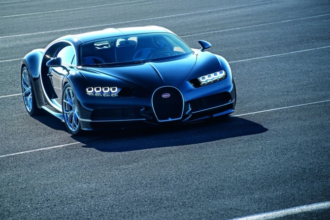 Bugatti представила серийную 1500-сильную замену «Вейрону» с максималкой 418 км/ч (галерея)