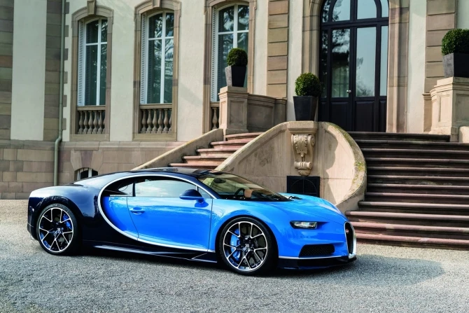 Bugatti представила серийную 1500-сильную замену «Вейрону» с максималкой 418 км/ч (галерея)