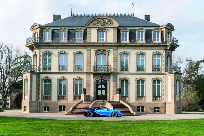 Bugatti представила серийную 1500-сильную замену «Вейрону» с максималкой 418 км/ч (галерея)