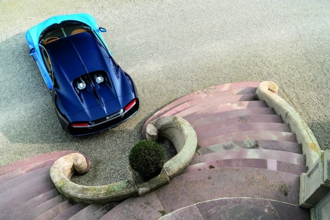 Bugatti представила серийную 1500-сильную замену «Вейрону» с максималкой 418 км/ч (галерея)
