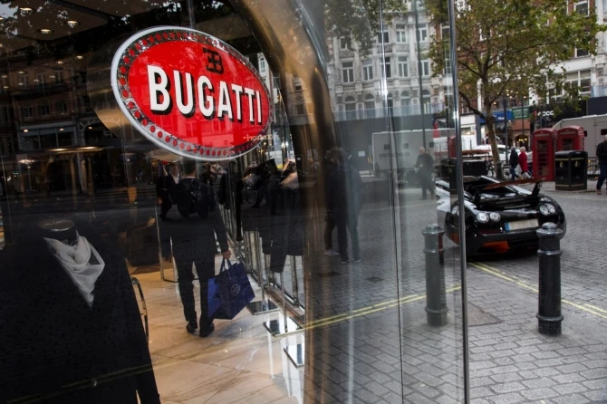 Bugatti представила серийную 1500-сильную замену «Вейрону» с максималкой 418 км/ч (галерея)