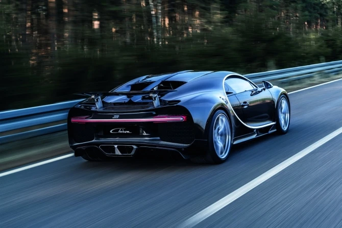 Bugatti представила серийную 1500-сильную замену «Вейрону» с максималкой 418 км/ч (галерея)