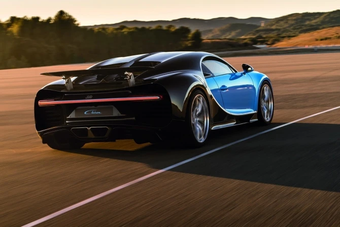 Bugatti представила серийную 1500-сильную замену «Вейрону» с максималкой 418 км/ч (галерея)
