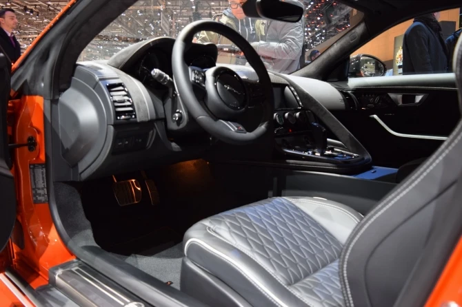 Jaguar F-Type SVR дебютировал на автошоу в Женеве (фотогалерея)