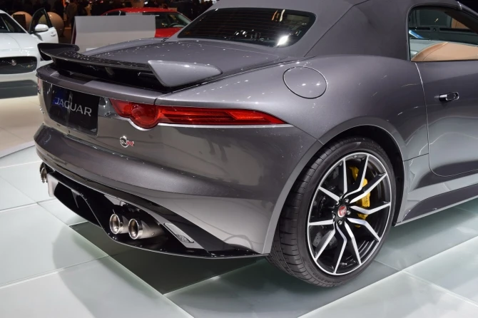 Jaguar F-Type SVR дебютировал на автошоу в Женеве (фотогалерея)