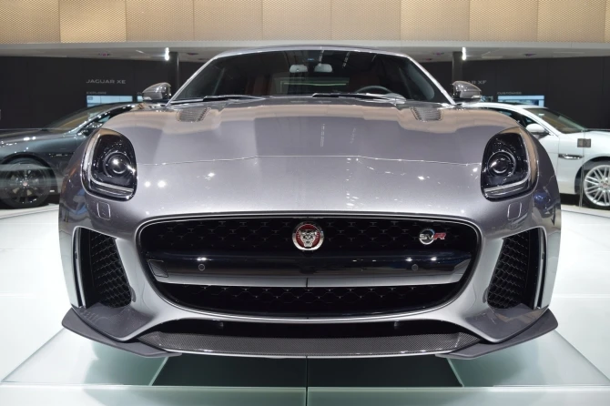 Jaguar F-Type SVR дебютировал на автошоу в Женеве (фотогалерея)