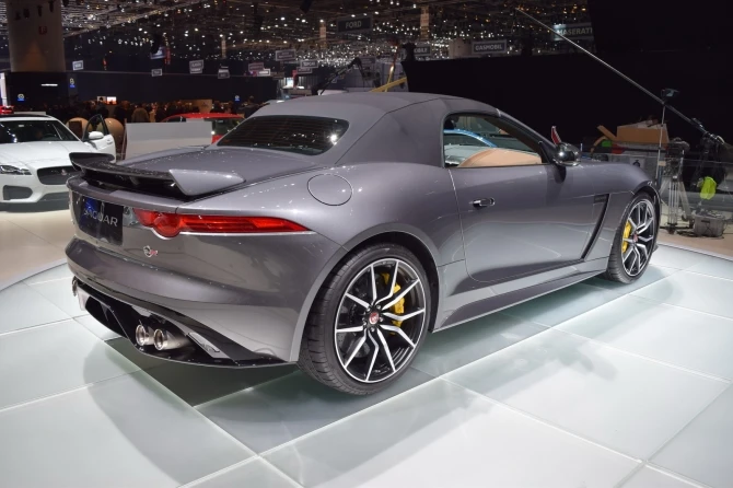 Jaguar F-Type SVR дебютировал на автошоу в Женеве (фотогалерея)