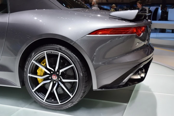 Jaguar F-Type SVR дебютировал на автошоу в Женеве (фотогалерея)