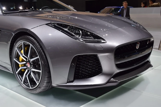 Jaguar F-Type SVR дебютировал на автошоу в Женеве (фотогалерея)