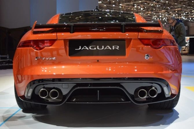 Jaguar F-Type SVR дебютировал на автошоу в Женеве (фотогалерея)