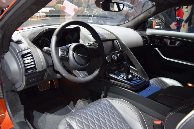 Jaguar F-Type SVR дебютировал на автошоу в Женеве (фотогалерея)
