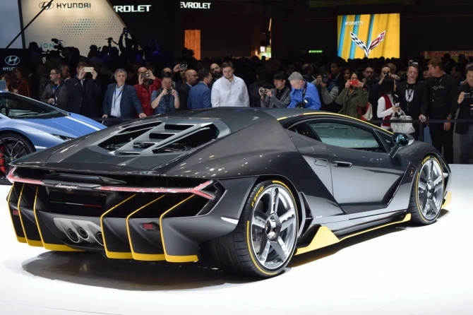 Самый мощный Lamborghini дебютировал в Женеве (видео)